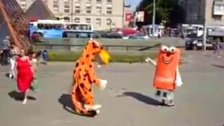 Эффектная битва двух талисманов - смотреть видео (0:59)