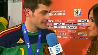 Поцеловал репортёршу - смотреть видео (0:46)