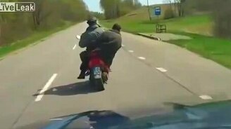 Горе-циркачи на мопеде - смотреть видео (0:46)