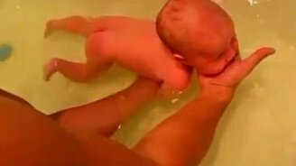 Учимся плавать - смотреть видео (0:35)