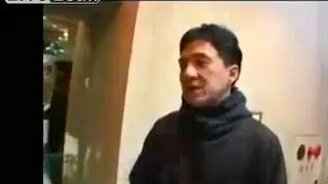 Джеки Чан тренирует рыбу - смотреть видео (2:01)