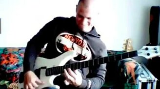 Бас-гитарист виртуоз - смотреть видео (3:04)