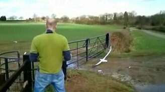 Две секунды прожил самолётик - смотреть видео (0:35)