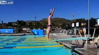 Плюхнулся спиной в бассейн - смотреть видео (0:31)