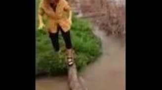 Девушка и ручей - смотреть видео (0:19)