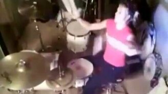 Девушка барабанит нунчаками - смотреть видео (0:33)