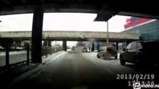 Осторожный пешеход - учитесь! - смотреть видео (0:15)