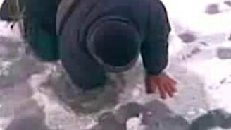 Мужик рукой поймал щуку в проруби - смотреть видео (1:26)