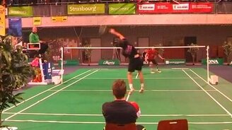 Горячая схватка в бадминтоне - смотреть видео (0:46)