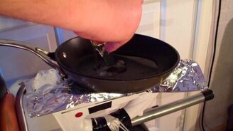 Яичница на утюге - смотреть видео (0:50)