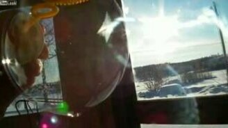 Мыльный пузырь на морозе - смотреть видео (0:19)