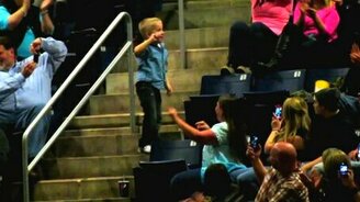 Раскованный танцующий мальчуган - смотреть видео (2:48)