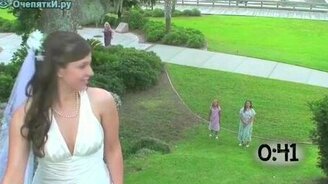 Как девушки ловят букет на свадьбе - смотреть видео (1:08)