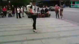 Смешной человек-оркестр - смотреть видео (2:32)