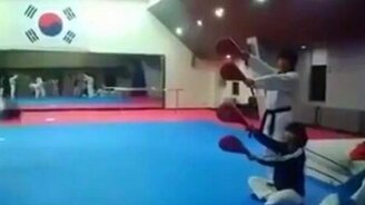 Четыре удара в один прыжок - смотреть видео (0:13)