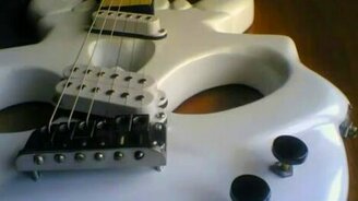 Самодельная гитара-череп - смотреть видео (1:56)