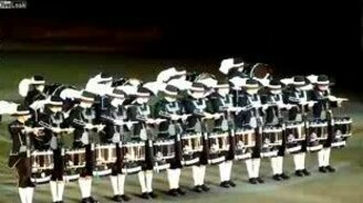 Мастерская синхронность барабанщиков - смотреть видео (5:53)