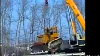 Обрушение бульдозера и крана - смотреть видео (0:41)