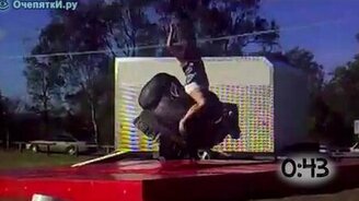 Неудачи девушек на механическом быке - смотреть видео (1:08)