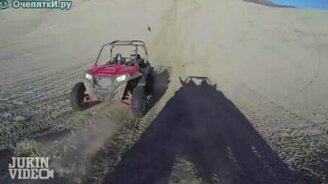 Многократный кульбит внедорожника - смотреть видео (0:32)