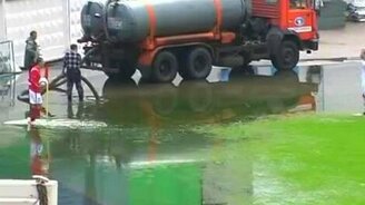 Затопило футбольное поле - смотреть видео (0:48)