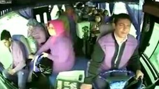 Непонимание между пассажирами и водителем - смотреть видео (1:31)