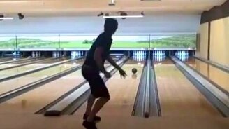 Мастер игры в боулинг - смотреть видео (1:02)