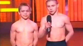 Мальчишки-акробаты - смотреть видео (3:55)