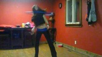 Талантливая девушка с обручем - смотреть видео (2:00)