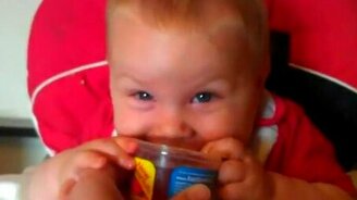 Малыш забавляется с напитком - смотреть видео (2:06)