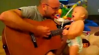 Папа играет, сын танцует - смотреть видео (1:47)