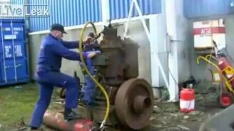 Мужики против дизельного монстра - смотреть видео (3:18)