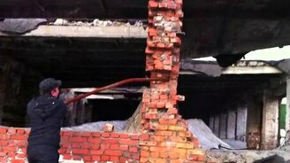 Снос здания вручную - смотреть видео (0:38)
