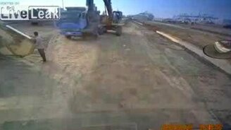 Взбесившийся экскаватор - смотреть видео (2:09)