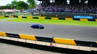 Поразительный прыжок через спорткар - смотреть видео (0:17)