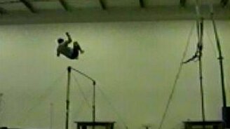 Отскочил от турника - смотреть видео (0:04)