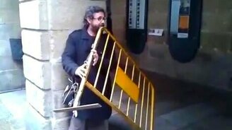 Самый необычный уличный музыкант - смотреть видео (0:32)