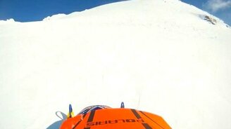 Чуть не провалился на снегоходе в трещину - смотреть видео (0:36)