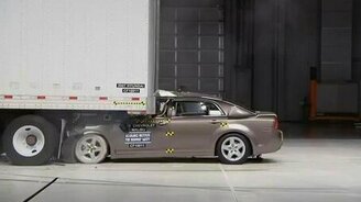 Легковушка против грузовика - смотреть видео (3:08)