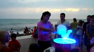 Мастер создаёт фигурную сладкую вату - смотреть видео (4:35)