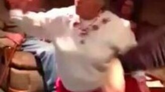 Энергичная бабушка здорово играет - смотреть видео (0:25)