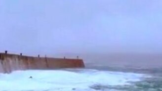 Безумного рыбака смыло - смотреть видео (0:12)