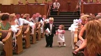 Маленькая трагедия на свадьбе - смотреть видео (1:02)