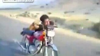 Горячий южный мачо-неудачник на мопеде - смотреть видео (0:38)