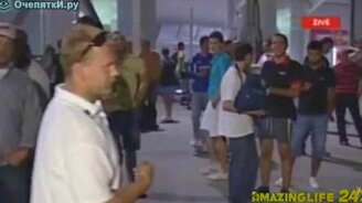 Странные люди мешают репортёрам - смотреть видео (2:09)