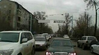 Девушка молча проучила нарушителя - смотреть видео (1:28)