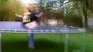 Прорыв батута большой женщиной - смотреть видео (0:27)