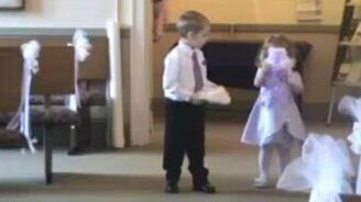 Женская суть в маленькой девочке - смотреть видео (0:46)