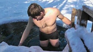 Первое купание в проруби - смотреть видео (0:41)