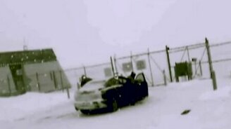 Мужики и забор под напряжением - смотреть видео (0:44)